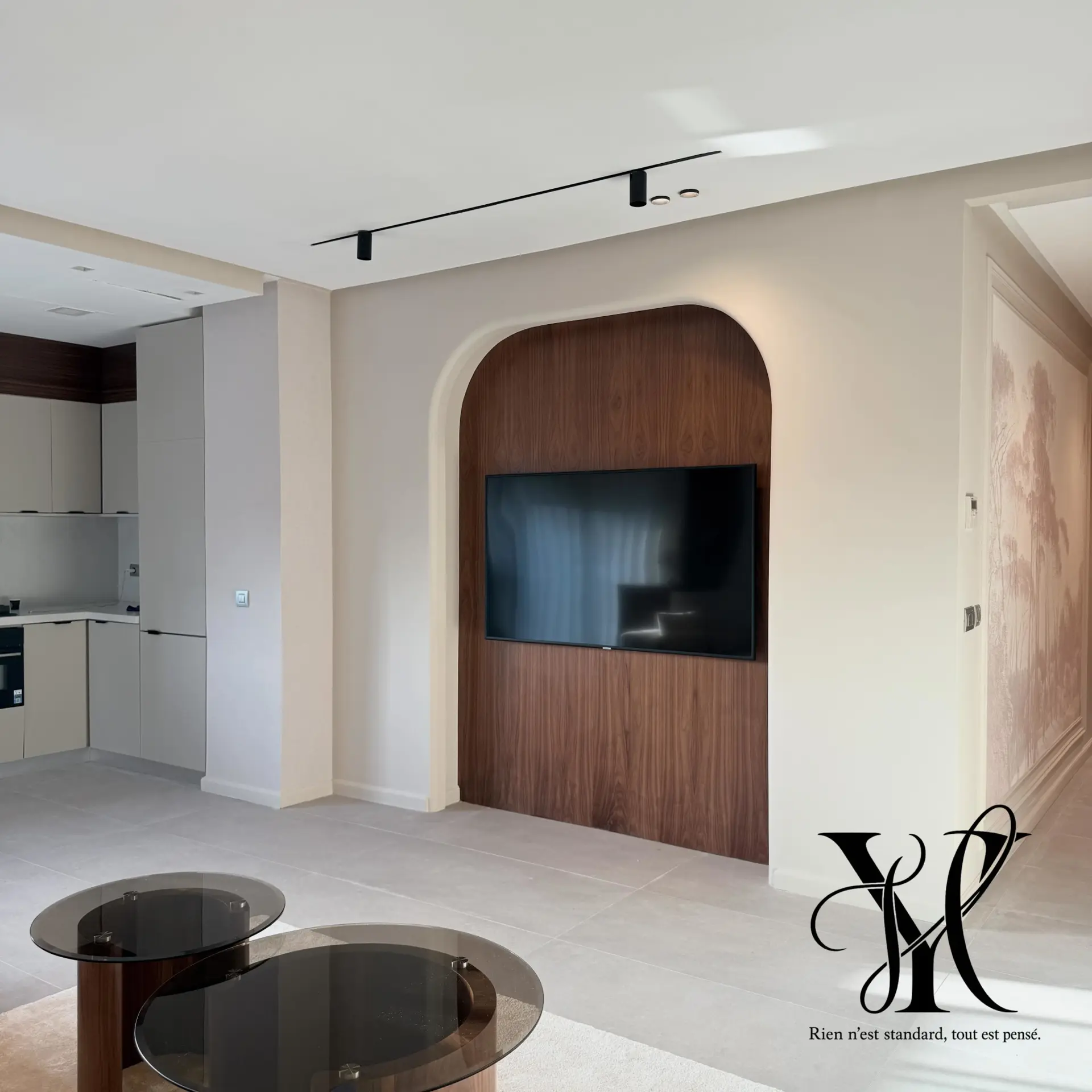 Salon avec panneau mural texturé rétroéclairé, canapé bouclé et table basse en bois — habillage YASMINA HOME