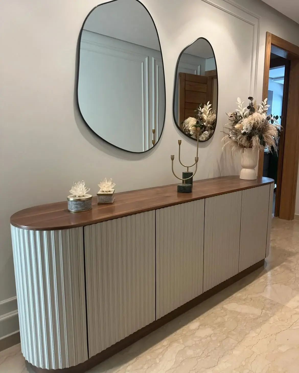 Intérieur YASMINA HOME — salon contemporain avec niche TV en bois et tables basses