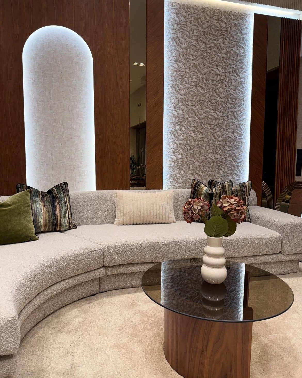 Buffet sur mesure aux extrémités courbes, plateau en bois foncé et façade cannelée — mobilier YASMINA HOME
